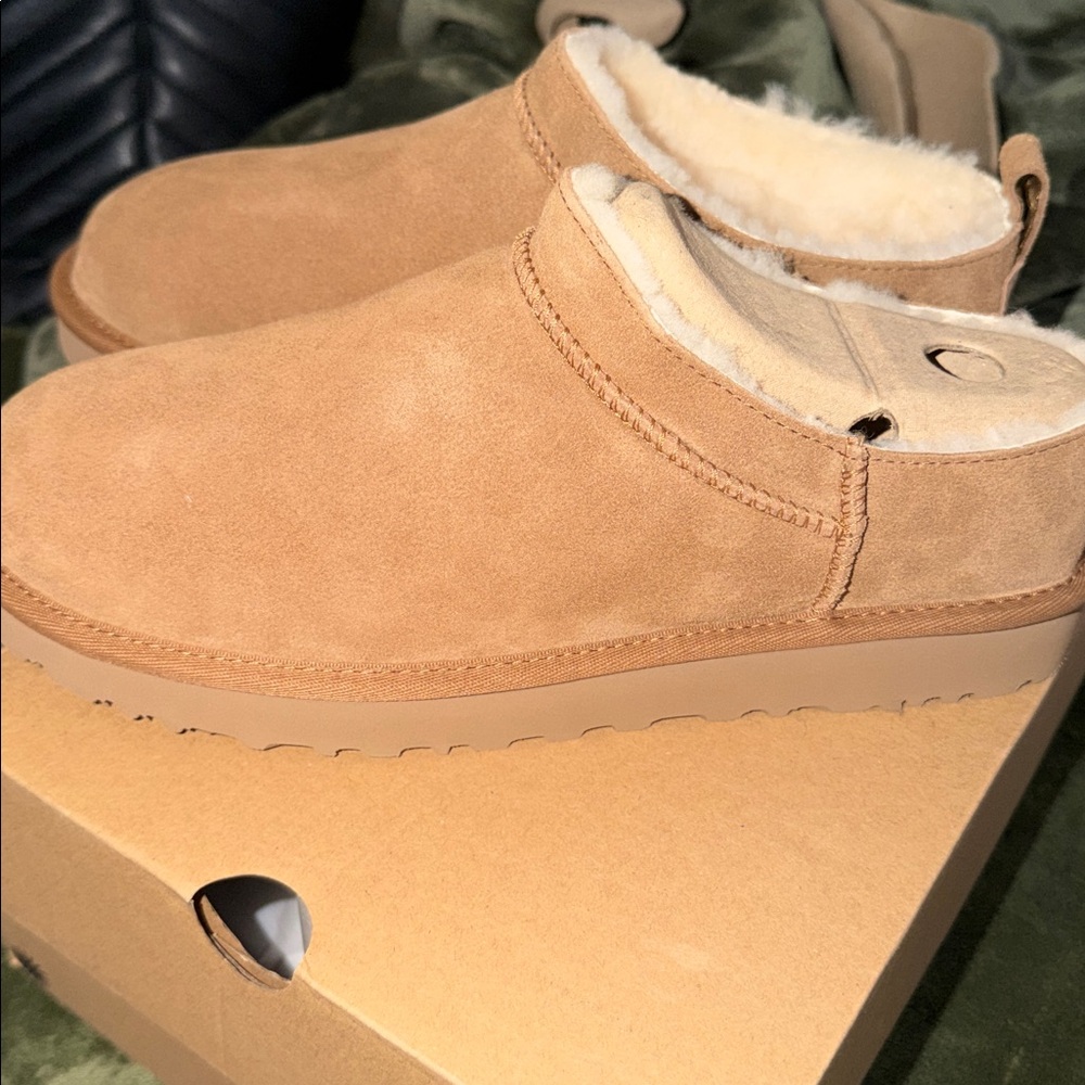 NIB Ugg Classic Micro 10